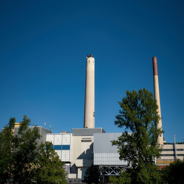 Ipari létesítmény kéményekkel